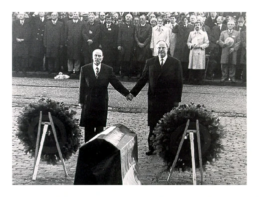 رئیسجمهور فرانسه François Mitterrand (فرانسوا میتران) و صدراعظم آلمان Helmut Kohl (هلموت کول) در Verdun (وردن) یاد کشتهشدگان هر دو جنگ جهانی را گرامی داشتند. کدام هدف اتحادیه اروپا در این دیدار آشکار میشود؟